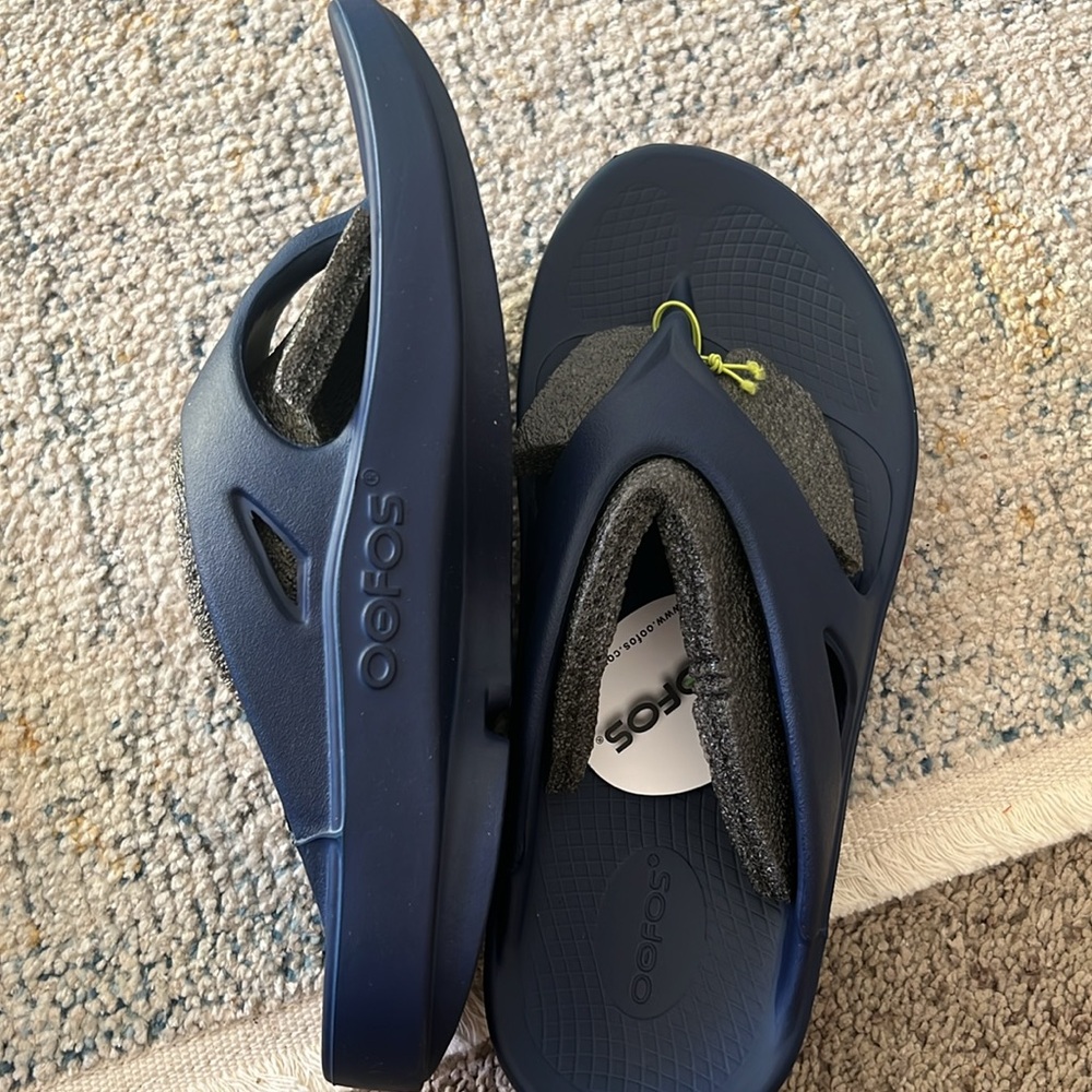 OOFOS Navy Recovery Flip Flops thong sandals Women’s 12 Men’s 10 NEW - Picture 5 of 8